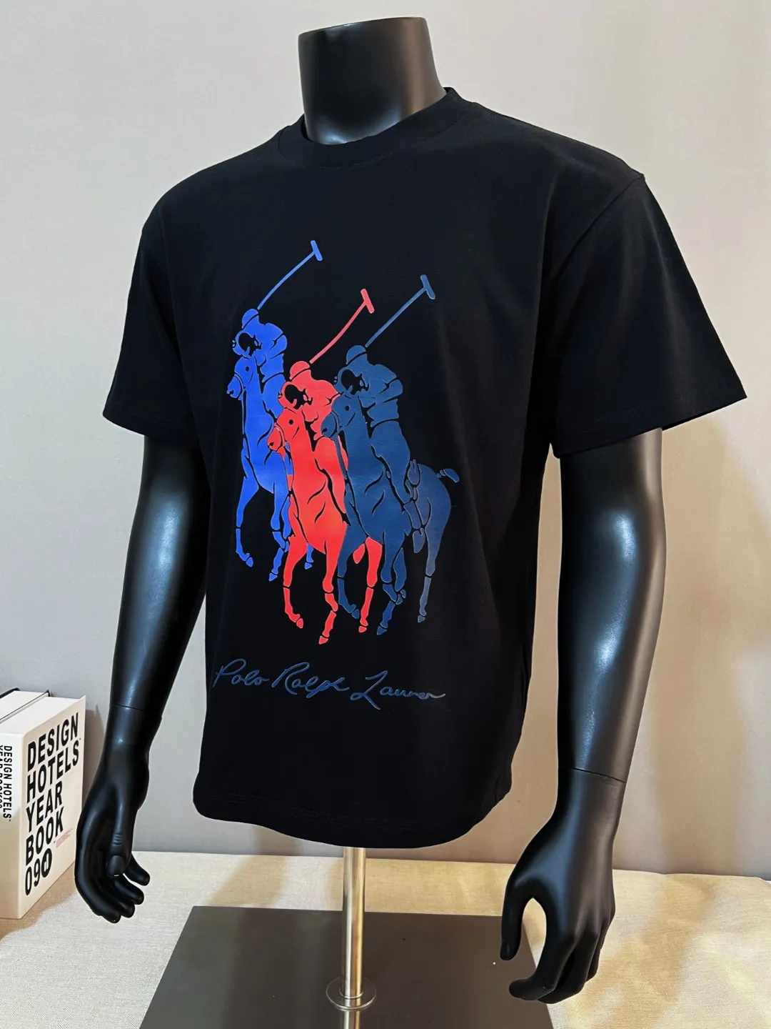 P140 Ralph Lauren 2026ss new spring and summer three-color logo equestrian knight print round-neck short-sleeved T-shirt; new products are available on the official website at the same time; strictly control the size of the LOGO; color matching and color matching; simple, fashionable and low-key connotation; selection of 240g double yarn pure cotton fabric; tight threaded neckline; back body crimping and boning; factory high-temperature anti-shrinkage process; not easy to deform and shrink after washing; essential clothing for three seasons; color: black White, sizes XS-L (can wear up to 200 pounds)
